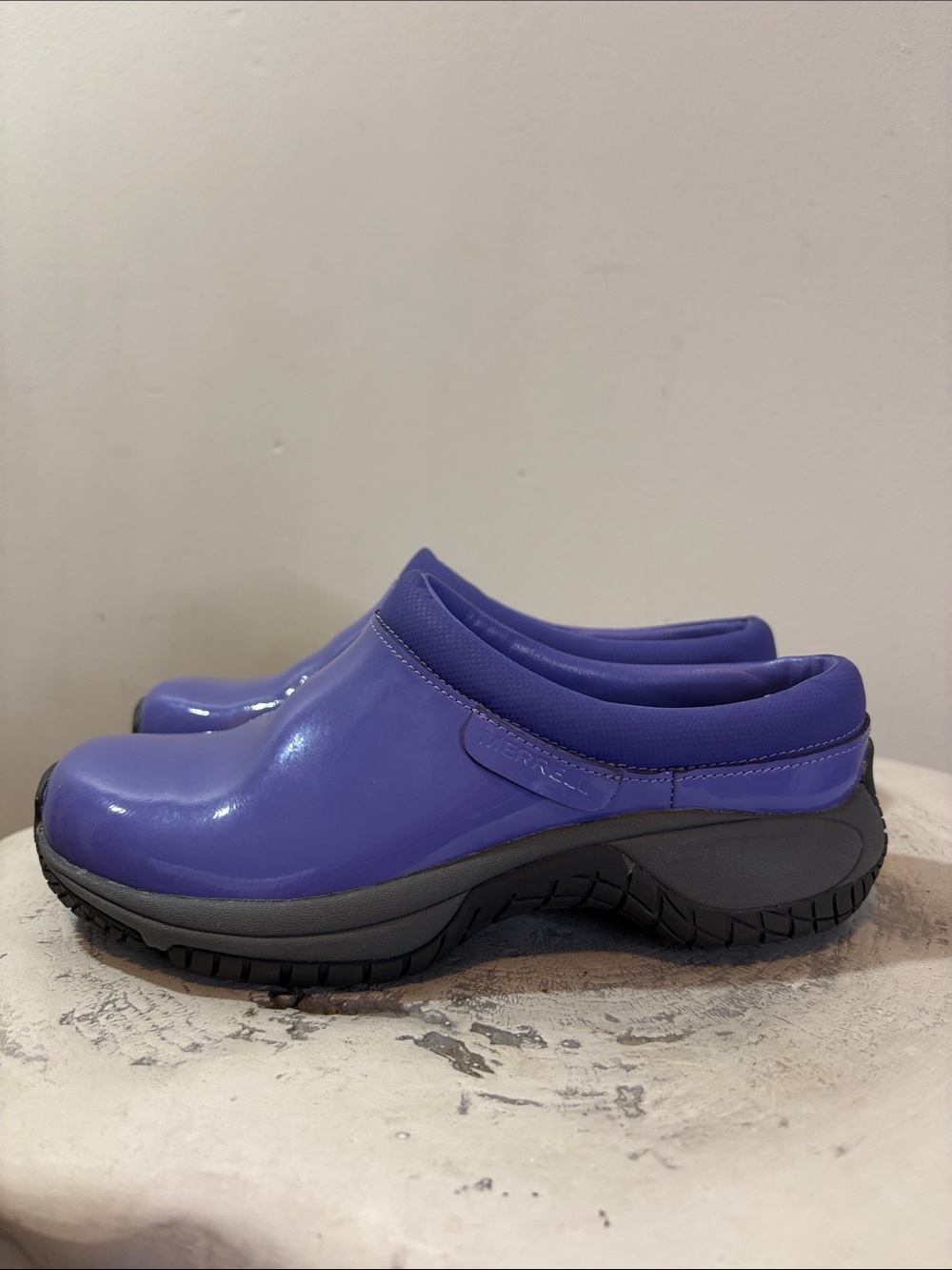 Merrell Encore Vibrant Periwinkle Purple Patent Leather Shiny Slip On Clogs 5